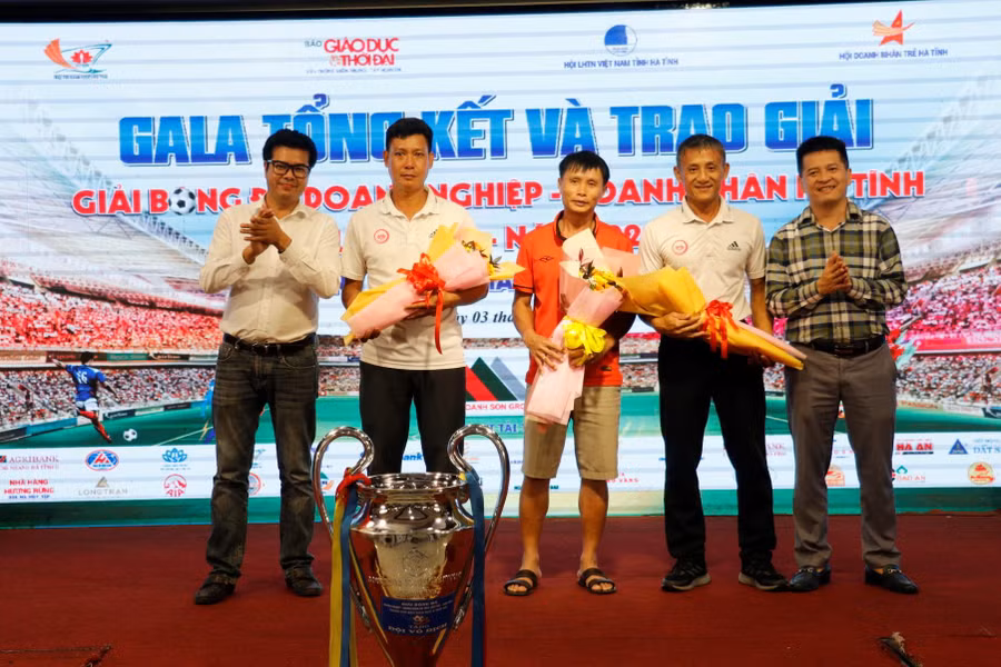 Ban tổ chức tặng hoa và quà cảm ơn Tổ trọng tài điều hành giải đấu.