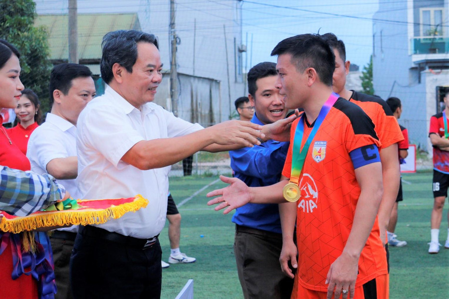 Ngay sau trận chung kết, Ban tổ chức đã tiến hành trao huy chương cờ lưu niệm và cúp cho đội giành giải Nhất, Nhì tại sân đấu.