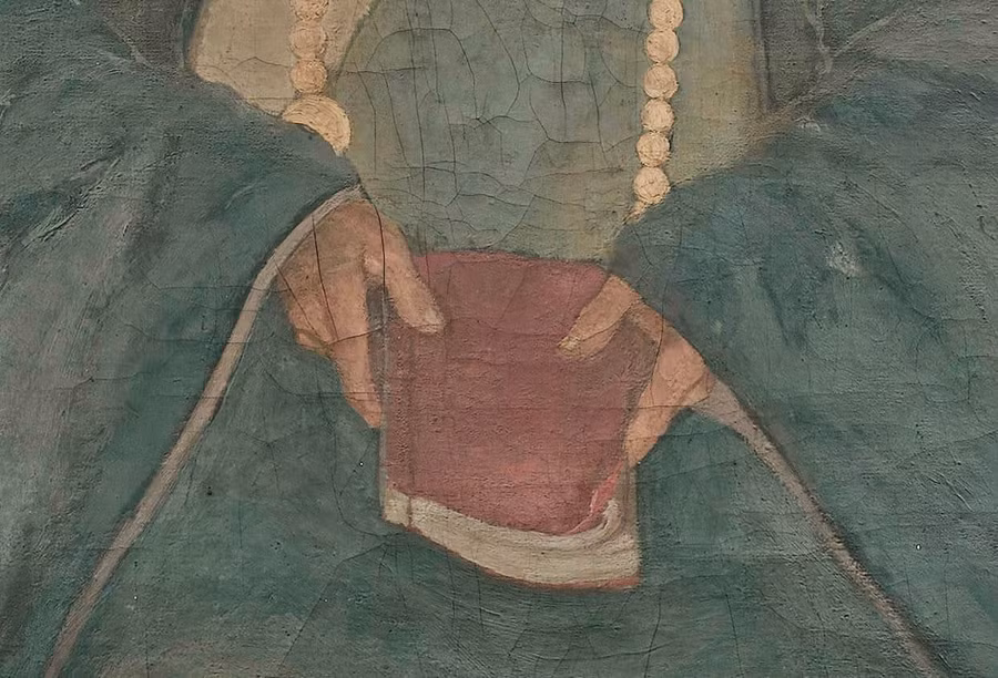 Các ngón tay thể hiện một cách thần tình, tinh tế len vào giữa những trang sách.