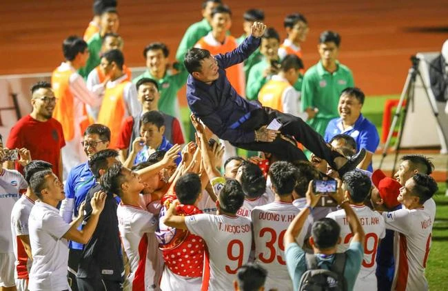 Huấn luyện viên Trương Việt Hoàng trong ngày cùng Viettel FC vô địch V-League 2020. 