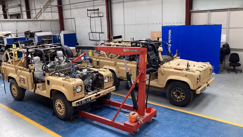 Quân đội Anh đang thử nghiệm xe Land Rover chạy bằng điện Quân đội Anh đang thử nghiệm xe Land Rover chạy bằng điện