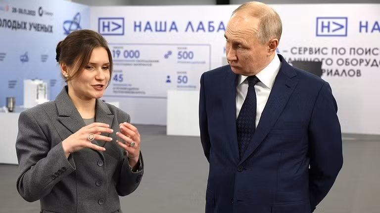 Tổng thống Nga Vladimir Putin đến thăm triển lãm “Phòng thí nghiệm của chúng tôi” ở Sochi, ngày 29/11/2023