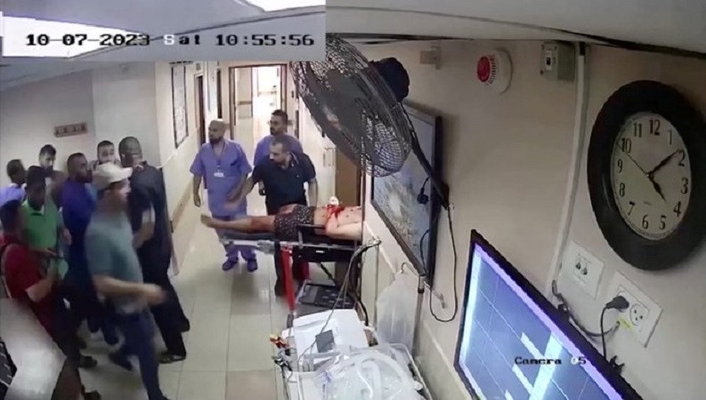 Một người đàn ông bị thương bị Hamas đẩy vào cáng, ngày 7/10/2023