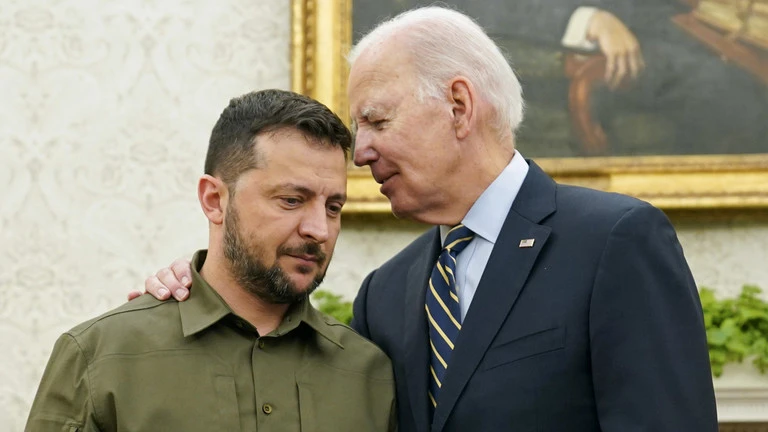 Tổng thống Mỹ Joe Biden (phải) và Tổng thống Ukraine Vladimir Zelensky