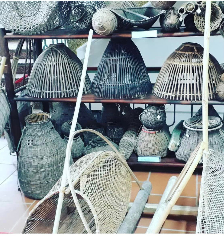 Một số vật dụng bắt cá thời xưa. Một số vật dụng bắt cá thời xưa.