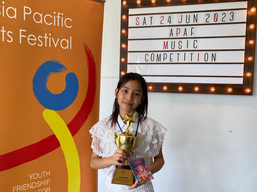 Phạm Minh Ngọc nhận cúp vô địch Champion Cup dành cho người thắng cuộc (có điểm số cao nhất, vượt qua tất cả thí sinh tham dự cuộc thi). Ảnh: NVCC Phạm Minh Ngọc nhận cúp vô địch Champion Cup dành cho người thắng cuộc (có điểm số cao nhất, vượt qua tất cả thí sinh tham dự cuộc thi). Ảnh: NVCC