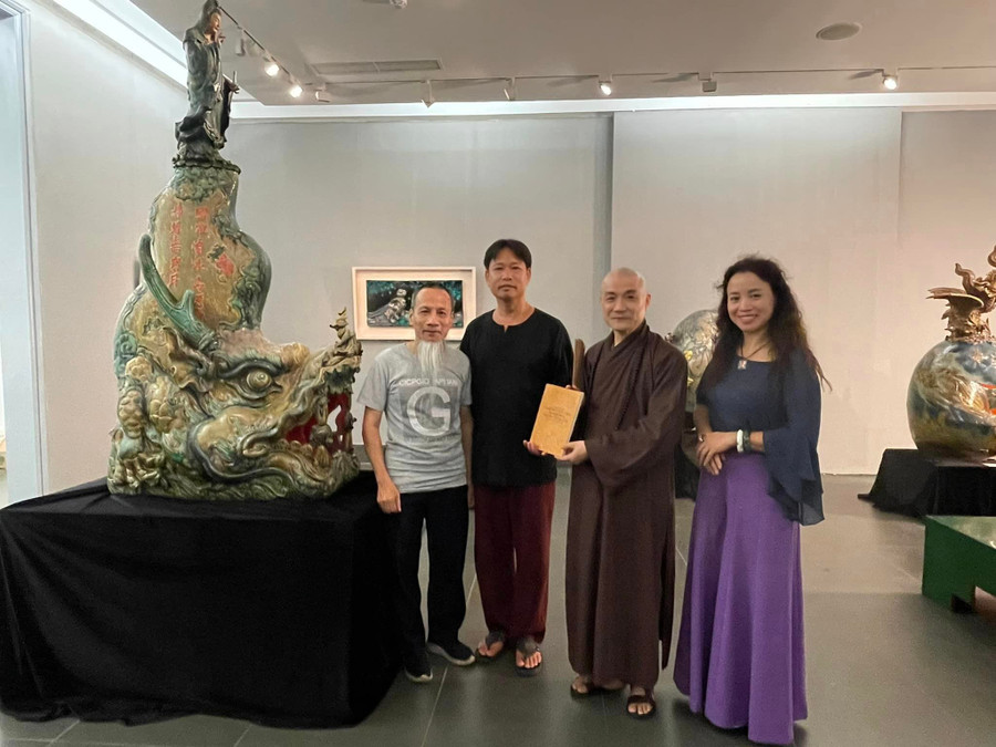 Nghệ nhân Trần Nam Tước (thứ 2 từ trái sang).
