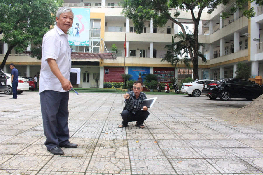 Ông Trần Văn Hoàng (áo trắng) - Trưởng ban Thanh tra nhân dân phường Sài Đồng bày tỏ lo lắng an toàn cho học sinh khi gạch sân trường đã vỡ vụn.