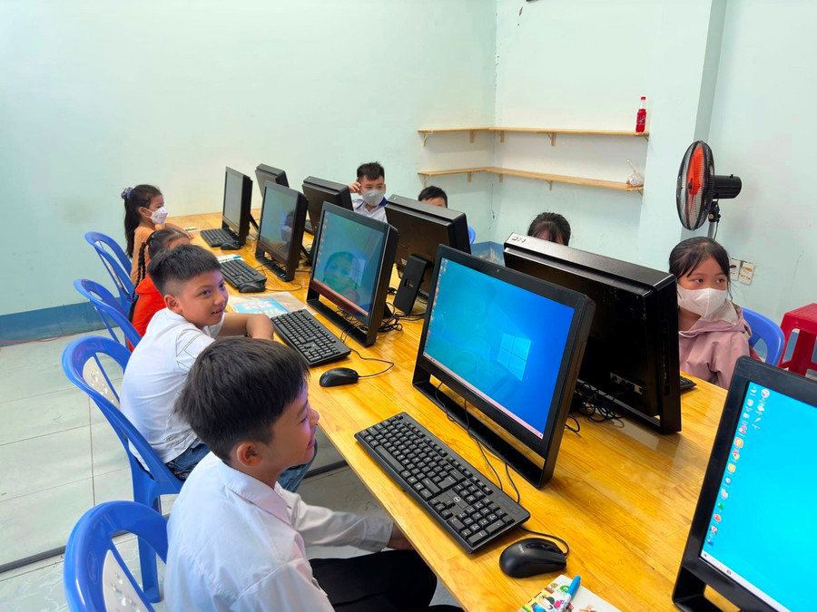 Lớp Tin học cơ bản miễn phí cho trẻ em hoàn cảnh khó khăn huyện Cái Nước, Cà Mau. Ảnh: N. Vọng
