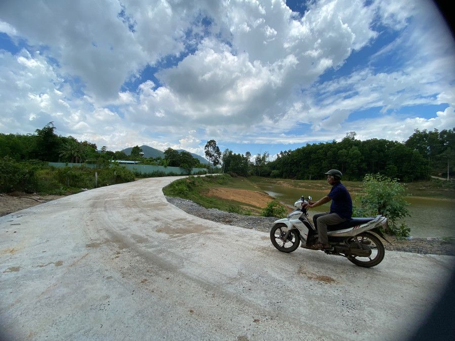 Con đường nay đã khang trang, sạch đẹp. Con đường nay đã khang trang, sạch đẹp.