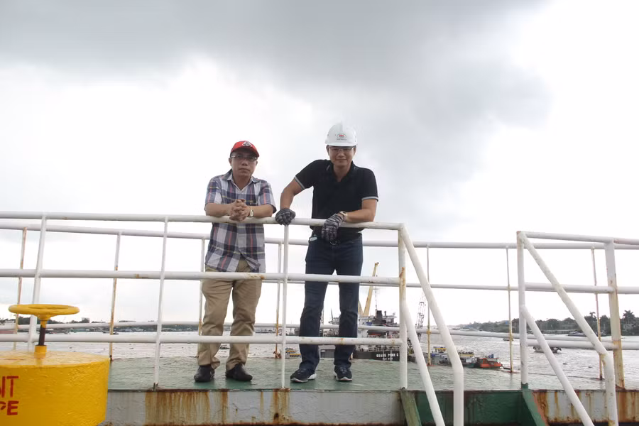 Anh Phan Đức (bên phải) và tác giả.