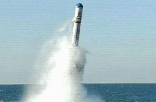 Trung Quốc phóng thành công tên lửa đạn đạo từ tàu ngầm dưới nước. Trung Quốc phóng thành công tên lửa đạn đạo từ tàu ngầm dưới nước.