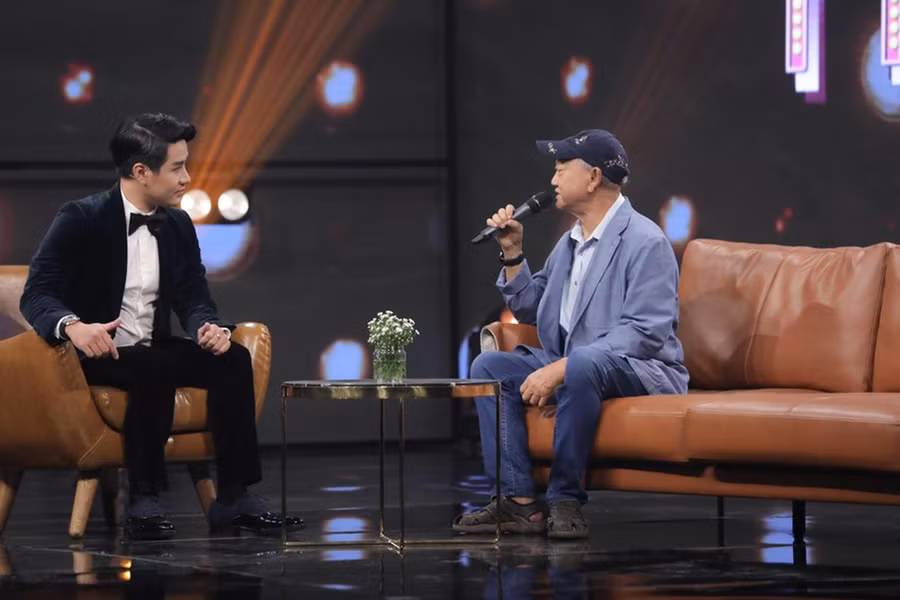 Nhạc sĩ Nguyễn Ngọc Thiện (bên phải) trong chương trình truyền hình “Vẫn hát lời tình yêu”.