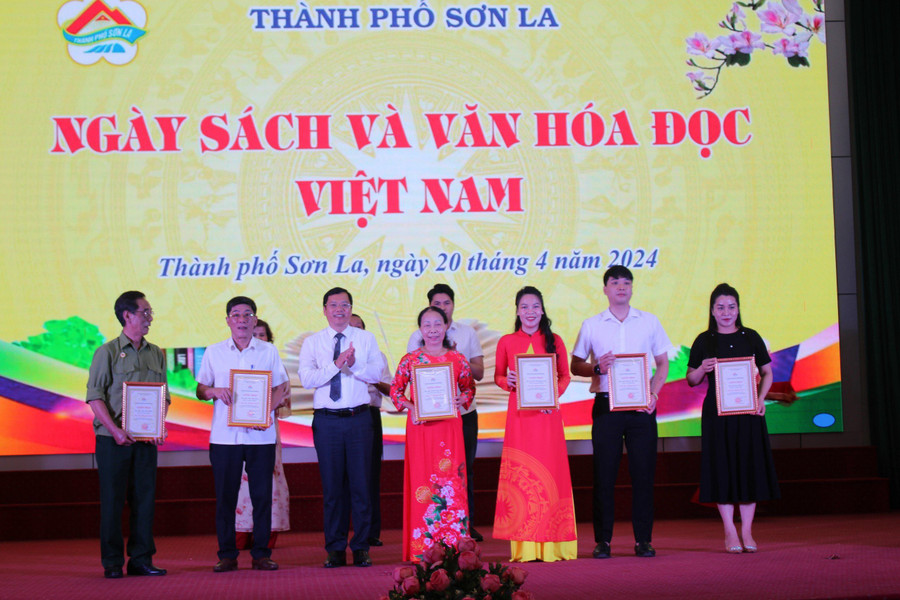 Ông Trần Công Chính, Phó Chủ tịch TP. Sơn La (người thứ 3 từ trái sang) trao giấy chứng nhận cho các cá nhân đạt giải.