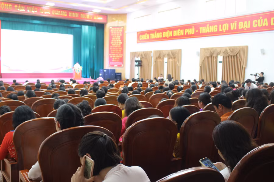 Các đại biểu dự ngày hội hưởng ứng nhân dịp ngày sách và văn hoá đọc sách Việt Nam.