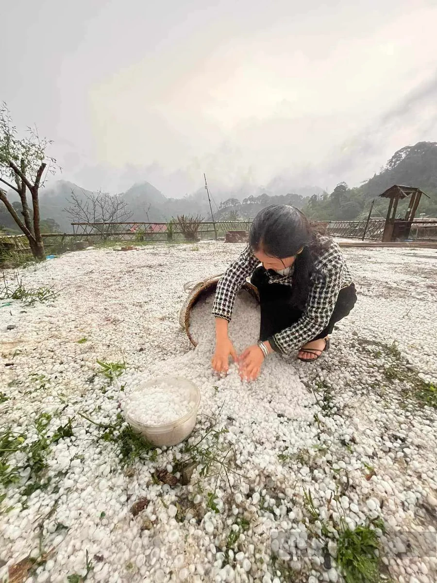 Người dân không khỏi bàng hoàng, khi mưa đá trút xuống sân nhà.