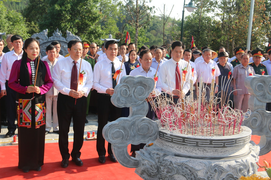 Các lãnh đạo tỉnh, nguyên lãnh đạo tỉnh Sơn La dâng hương thành kính các anh hùng liệt sỹ. Các lãnh đạo tỉnh, nguyên lãnh đạo tỉnh Sơn La dâng hương thành kính các anh hùng liệt sỹ.