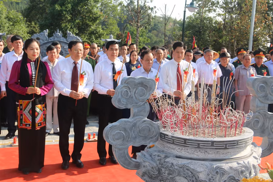 Các lãnh đạo tỉnh, nguyên lãnh đạo tỉnh Sơn La dâng hương thành kính các anh hùng liệt sỹ.