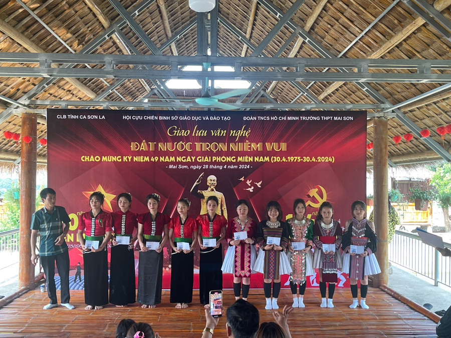 Thầy Nguyễn Văn Long, Giảng viên trường Cao đẳng Sơn La (người đầu tiên bên trái) trao quà cho học sinh lớp 12 có hoàn cảnh khó khăn. Thầy Nguyễn Văn Long, Giảng viên trường Cao đẳng Sơn La (người đầu tiên bên trái) trao quà cho học sinh lớp 12 có hoàn cảnh khó khăn.