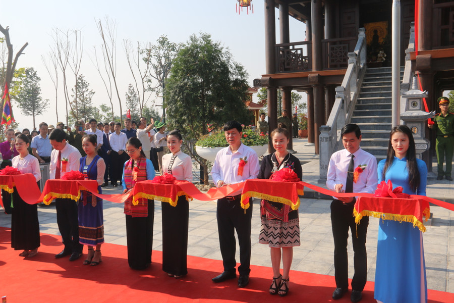 Các đại biểu cắt băng khánh thành đền thờ liệt sỹ tại Khu lịch sử - văn hóa đèo Pha Đin.