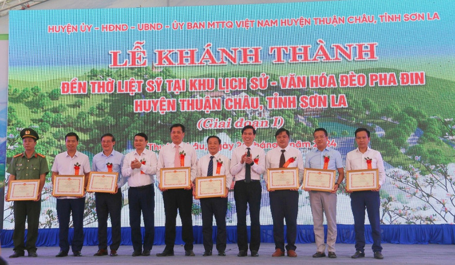 Các tập thể, cá nhân nhận bằng khen của Chủ tịch UBND tỉnh Sơn La. Các tập thể, cá nhân nhận bằng khen của Chủ tịch UBND tỉnh Sơn La.