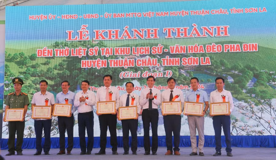 Các tập thể, cá nhân nhận bằng khen của Chủ tịch UBND tỉnh Sơn La.