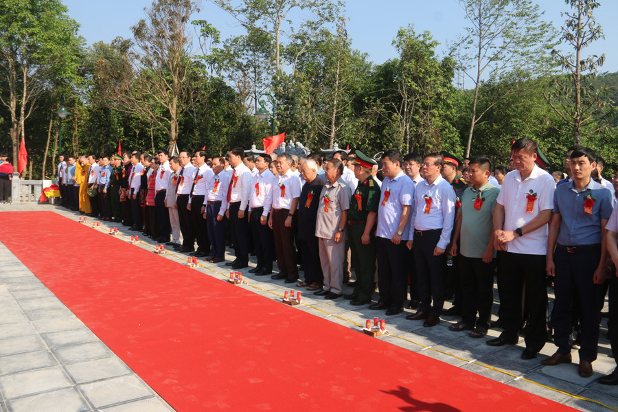 Các đại biểu tưởng niệm các Anh hùng liệt sỹ. Các đại biểu tưởng niệm các Anh hùng liệt sỹ.