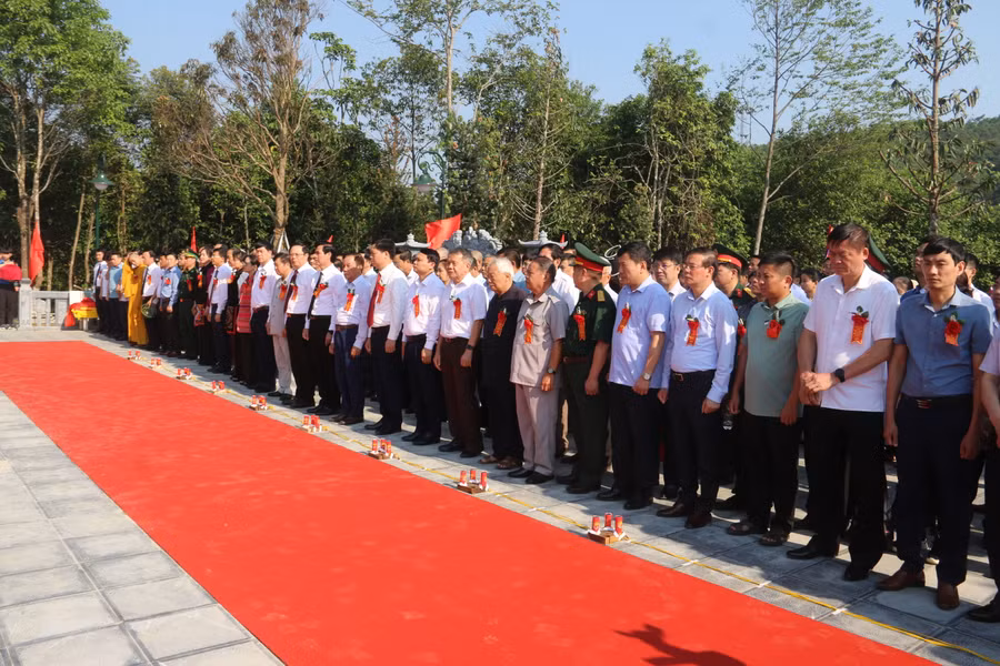 Các đại biểu tưởng niệm các Anh hùng liệt sỹ.