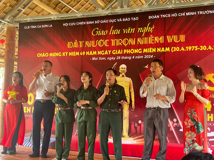 Tiết mục giao lưu văn nghệ giữa Hội cựu chiến binh - CLB tình ca và Đoàn trường THPT Mai Sơn. Tiết mục giao lưu văn nghệ giữa Hội cựu chiến binh - CLB tình ca và Đoàn trường THPT Mai Sơn.