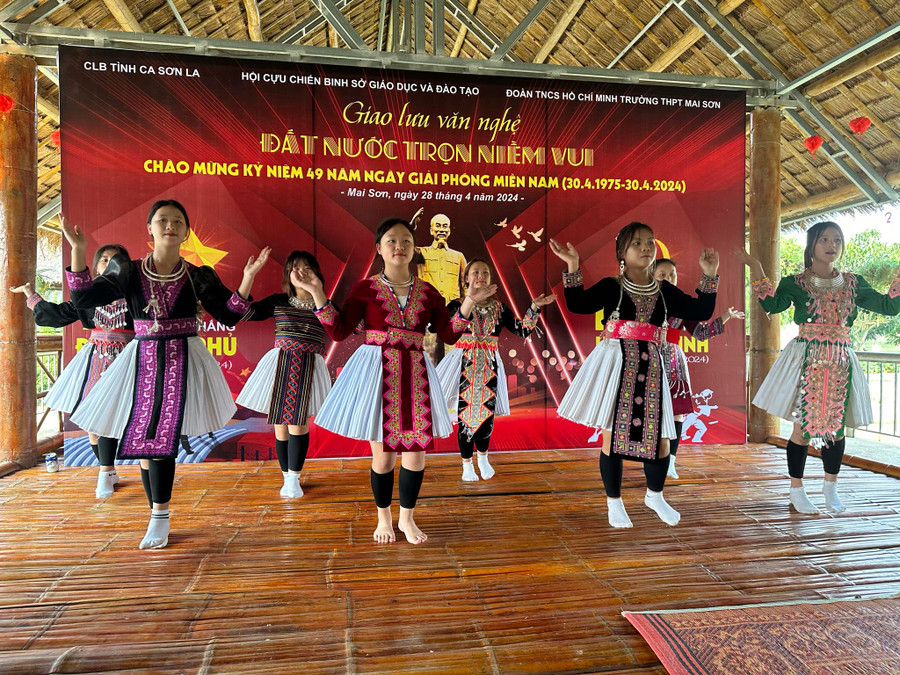 Học sinh trường THPT huyện Mai Sơn biểu diễn văn nghệ. Học sinh trường THPT huyện Mai Sơn biểu diễn văn nghệ.