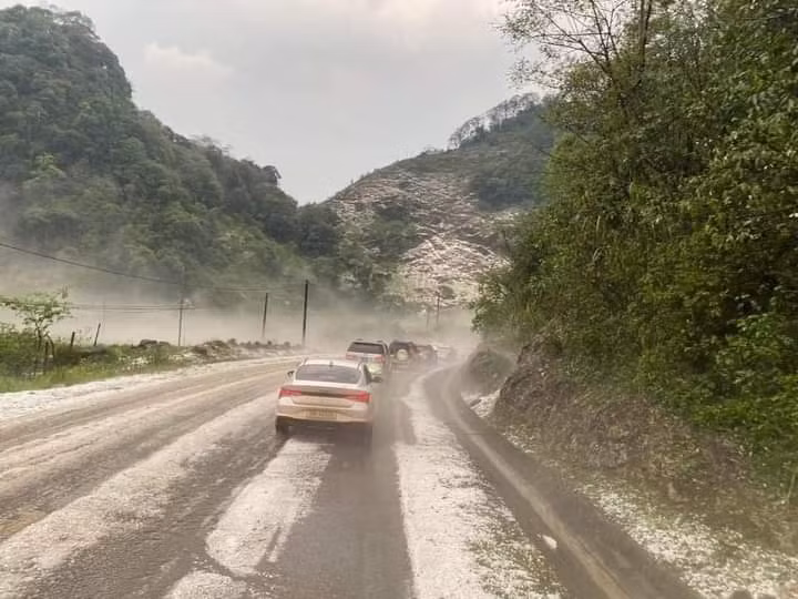 Mưa đá làm ảnh hưởng đến các phương tiện di chuyển trên đường ở xã Hang Kia, huyện Mai Châu (tối ngày 24/4).