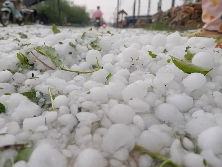 Mưa đá rơi trắng đường tại xã Hang Kia.