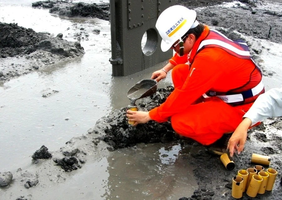 Công đoạn thu gom bùn thải ở nhà máy phục vụ nghiên cứu.