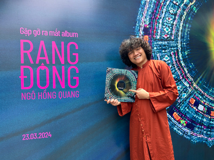 Nghệ sĩ Ngô Hồng Quang với album dạng đĩa than đầu tiên mang tên Rạng Đông.
