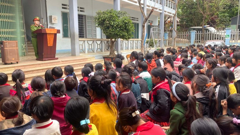 Công an huyện Tân Uyên tuyên truyền, phổ biến giáo dục pháp luật tại Trường THCS xã Hố Mít. Công an huyện Tân Uyên tuyên truyền, phổ biến giáo dục pháp luật tại Trường THCS xã Hố Mít.