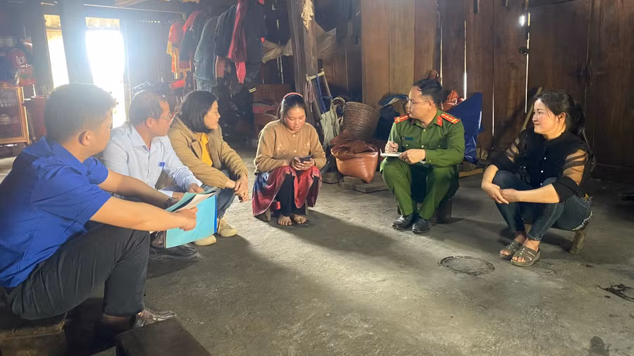 Tuyên truyền vận động gia đình em V. tiếp tục cho con đi học.