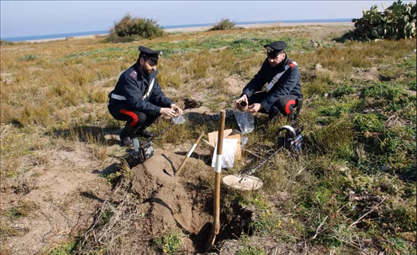 Lợi dụng tình hình Covid-19, trộm mộ ở Italia hoành hành khắp các ngả.