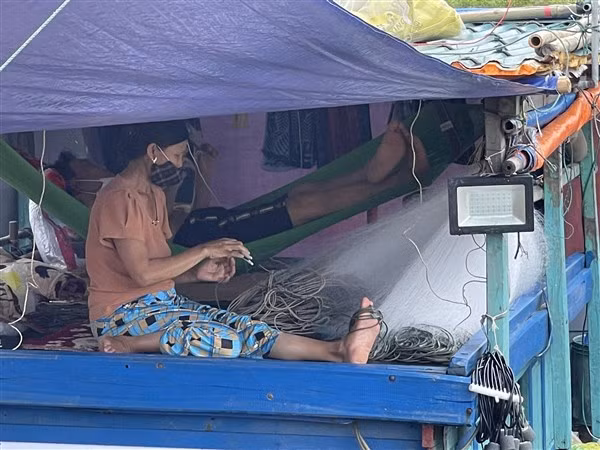 Ngư dân xã Thạch Kim (huyện Lộc Hà) chuẩn bị ngư cụ để vươn khơi.