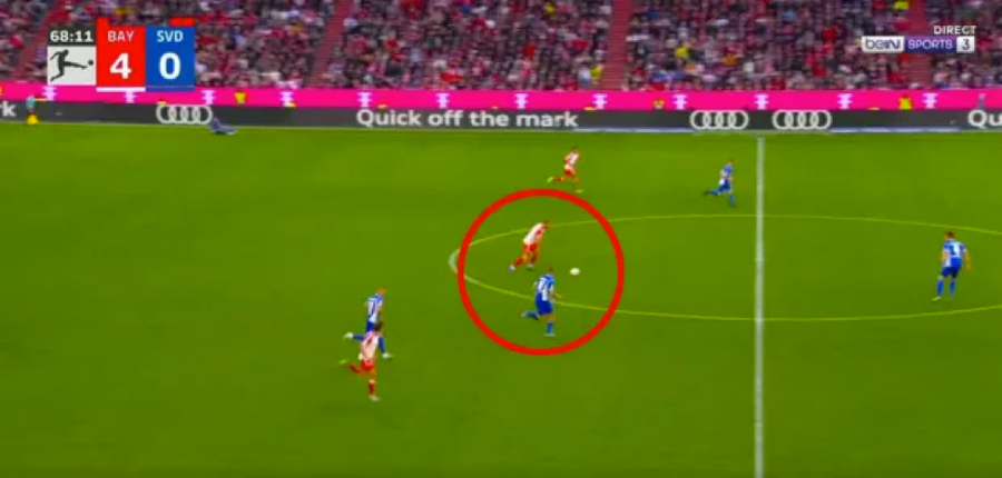 Harry Kane dẫn bóng từ phần sân nhà. Harry Kane dẫn bóng từ phần sân nhà.