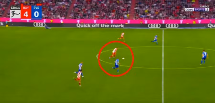 Harry Kane dẫn bóng từ phần sân nhà.