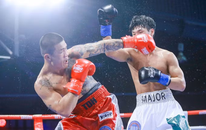 Trương Đình Hoàng (trái) đánh bại đối thủ Hàn Quốc Dae Hyun Baek để bảo vệ thành công đai hạng siêu trung.