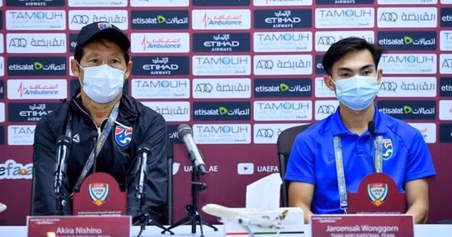 Tiền vệ Jaroensak Wonggorn (phải) cũng thể hiện quyết tâm cùng tuyển Thái Lan đánh bại chủ nhà UAE.