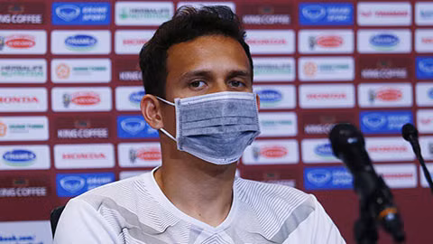 Tiền đạo Egy Maulana đang đeo chiếc khẩu trang do một phóng viên Việt Nam tặng.