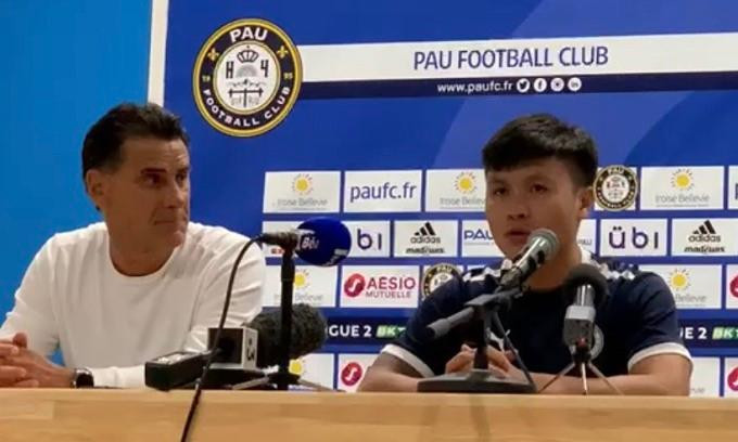 Quang Hải (phải) và huấn luyện viên Didier Tholot trong họp báo tối 30/6 ở Pau FC, Pháp. Quang Hải (phải) và huấn luyện viên Didier Tholot trong họp báo tối 30/6 ở Pau FC, Pháp.