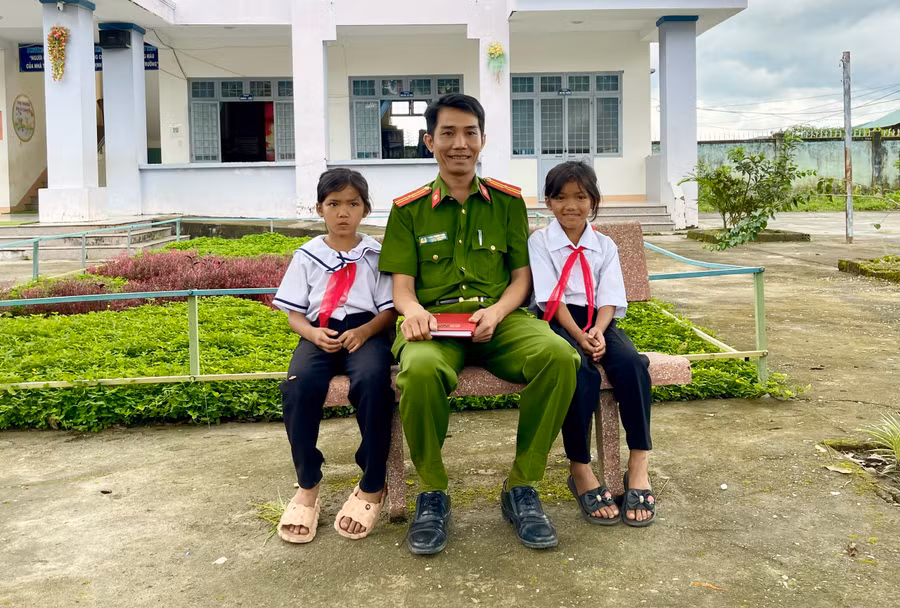 Thiếu tá Thân Trọng Ninh thăm hỏi, động viên 2 cô 'con gái nuôi'.