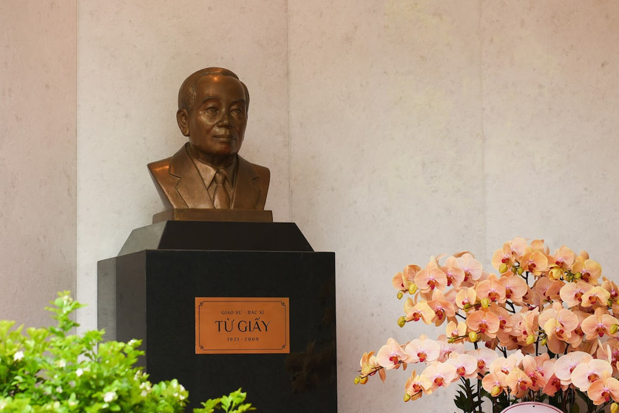 Tượng cố GS Từ Giấy tại Viện Dinh dưỡng Quốc gia.