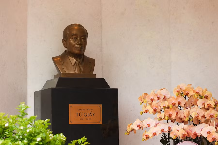 Tượng cố GS Từ Giấy tại Viện Dinh dưỡng Quốc gia.