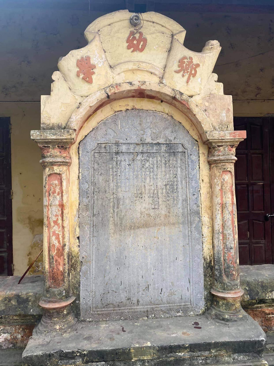 Văn bia xây dựng trường học ở Khê Hồi.