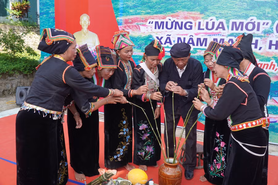 Mâm cúng được chia đều cho mọi người cùng uống rượu mừng.