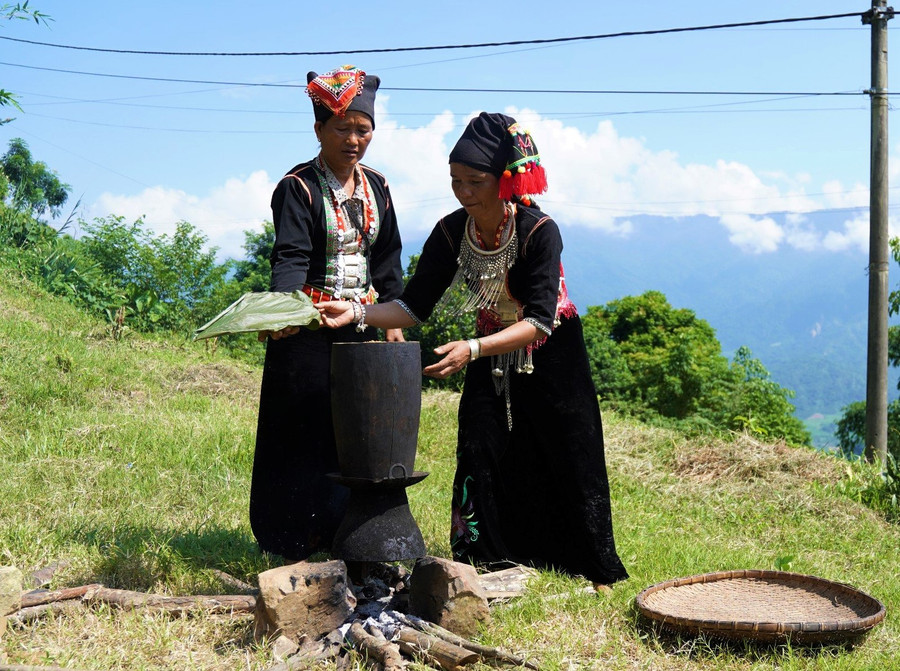 Nấu xôi cốm. Nấu xôi cốm.